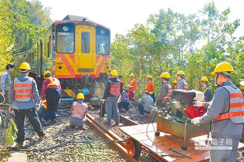 台湾铁路一支线火车出轨约4000游客受影响(图)