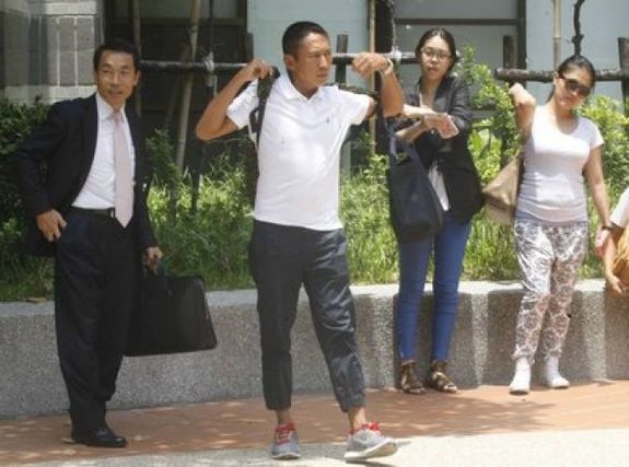 高雄檢傳訊鈕承澤(2) 高雄地檢署偵辦「豆導」導演鈕承澤違法冒名頂替挾帶中國大陸籍攝影師曹郁進入左營軍港案,16日雄檢傳訊「豆導」鈕承澤(前),最後以新台幣20萬元交保。中央社記者董俊志攝 102年7月16日