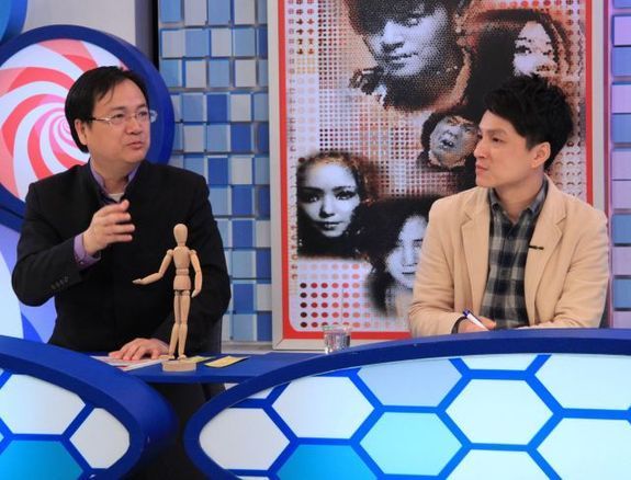 ▲江伯樂(左)指蕭敬騰今年還有4次麻煩。(圖/中天)