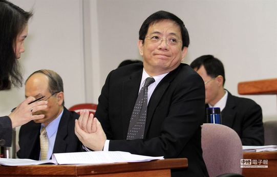 管中閔臉現無奈苦笑。(姚志平攝)