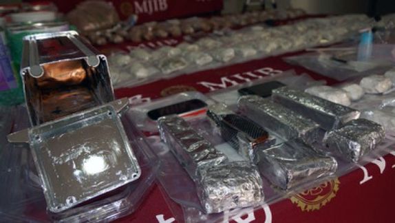 海關X光機破毒郵包(1) 胡姓男子等人打算利用墾丁春吶的機會販毒海撈,利用國際郵包內裝電容器、奶粉罐等,走私海洛因及大麻入境,被海關X光機發現,起出毒品近4公斤。中央社記者程啟峰高雄攝 103年3月11日