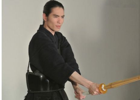 蕭敬騰:壞人都該抓 歌手蕭敬騰(圖)5日身穿劍道服拍攝公益廣告,談到恐嚇案,他說,「只要是壞人都趕快抓起來」。中央社記者林宏翰攝 103年3月5日