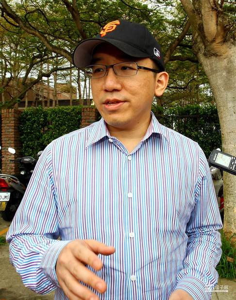 前總統陳水扁日前因頭痛住進台中榮總,陳致中2日到院探視後說明,是先前抽脊髓液造成外漏,才導致頭痛,至於熱門的反服貿議題,父親頭痛到沒心情談服貿,現在還是希望能尊重專業的醫師建議,讓阿扁返家療養。(黃國峰攝)