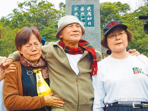 為反核禁食多日的前民進黨主席林義雄,昨在妹妹林麗貞(左)、妻子方素敏(右)攙扶下,前往宜蘭頭城的林家墓園,悼念林宅血案遭殺害的媽媽、雙胞胎女兒。(李忠一攝)