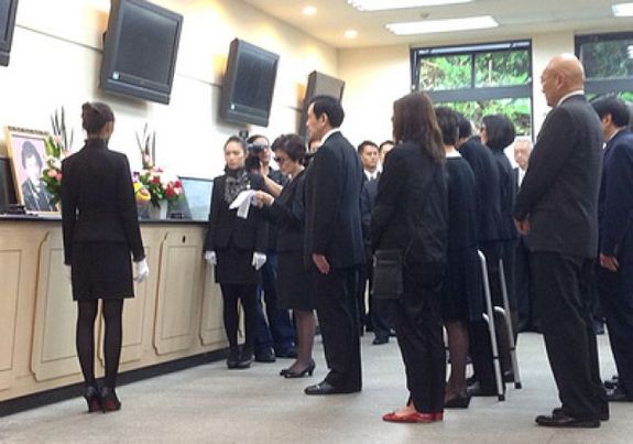 馬家家祭 馬大姊讀祭文 總統馬英九母親秦厚修遺體5日上午將火化,馬家上午舉行簡單家祭。由馬總統(左4)撰祭文,由馬總統大姊馬以南(左3)宣讀。中央社記者張新偉攝 103年5月5日