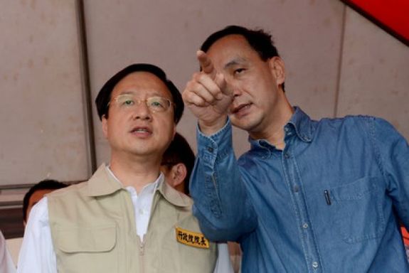 朱立倫盼中央支持治水 新北市長朱立倫(右)25日陪同行政院長江宜樺(左)視察塔寮坑溪整治工程,他說,治理工程今年10月底完工後,新北市仍有釵h水利工程,希望中央支持經費。中央社記者黃旭昇新北市攝 103年5月25日