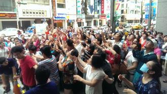 高雄一商场为吸引人潮商家撒红包民众抢翻天(图)