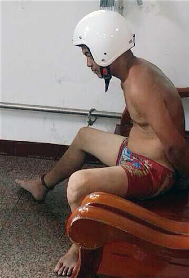 台湾内裤男高喊要自杀夺摩托警车公路狂飙(图)