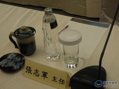 张志军将再会王郁琦台方准备刻有姓名陶杯(图)