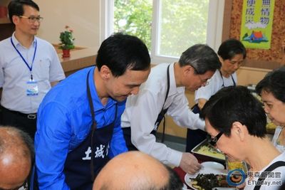 张志军探访台湾老人与朱立伦一起替老人打饭(图)