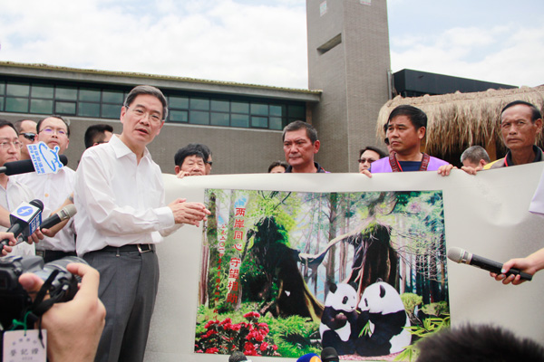 张志军在小林社区参访,向小林村赠送羌绣《两岸同心 守望相助》作为礼物
