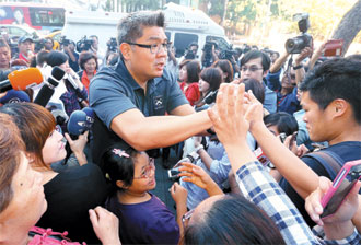 抢夺青年票:连胜文鞠躬握手柯文哲蹲地配合拍照