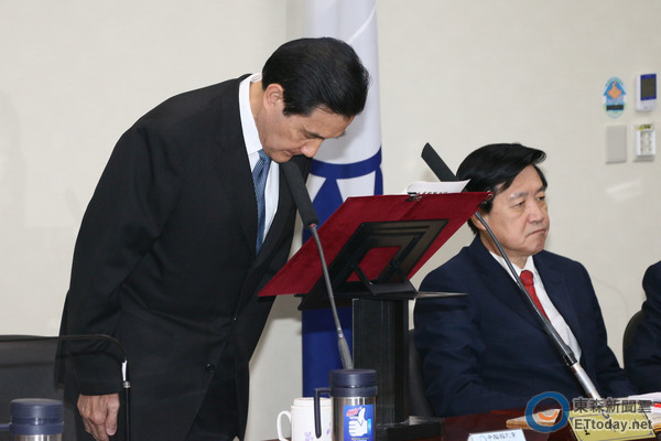 马英九3日在国民党中常委上宣布辞去党主席,并鞠躬长达10多秒道歉。(台媒图)