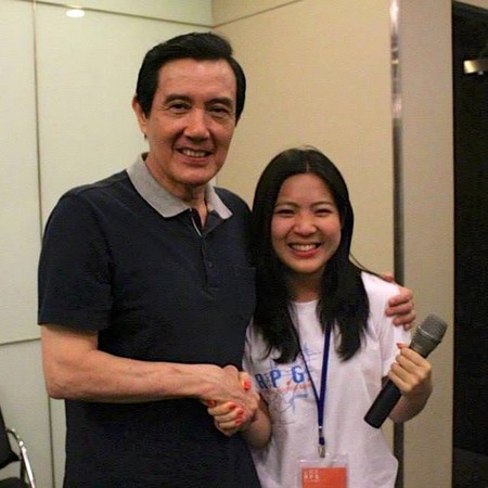 徐巧芯和马英九握手合照。(台媒翻摄徐巧芯脸书)