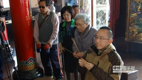 陈水扁母亲、儿子烧香求神跪地盼陈水扁回家(图)