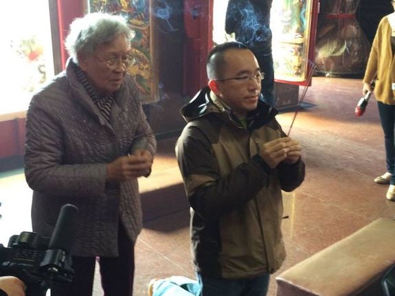 传出陈水扁可望保外就医,陈致中连日在脸书贴照发文,包括一张他跟扁妈一起上香的照片。(台媒图)