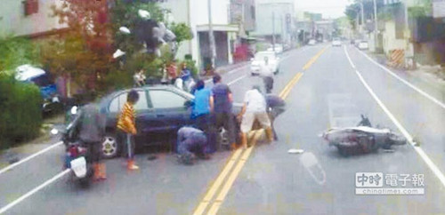 生死关头60秒13人合力抬车救被卷车底女子(图)