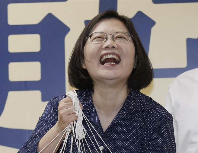 台资深媒体人质疑蔡当局得了狂牛症:想到哪做哪