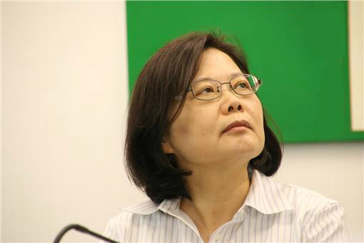 蔡英文执政操劳多了几根白发? 网友:她任后我满头白发