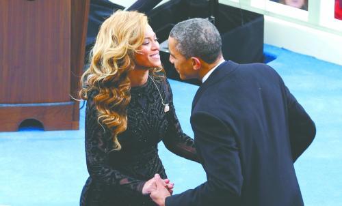 2013年1月21日,奥巴马在总统就职典礼上与献唱的碧昂斯握手。