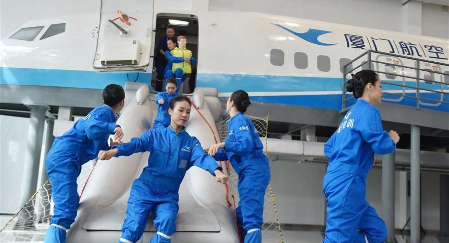 (XHDW·海峡论坛)(1)厦航台籍空姐展技能