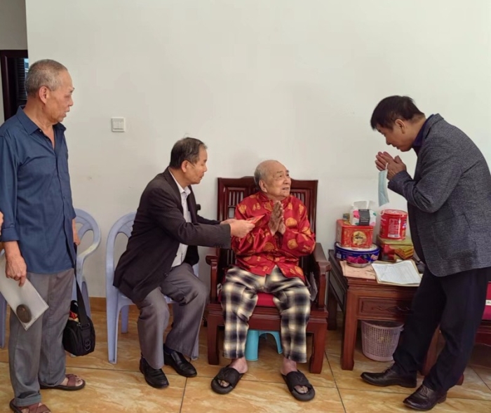 看望慰问老人3(李国良 摄).jpg