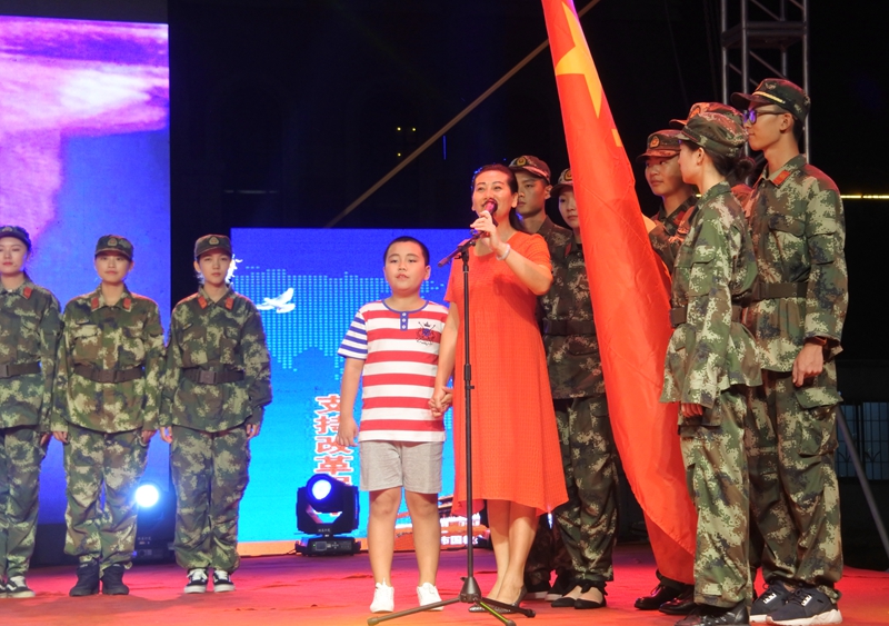 朗诵《国防绿 中国红》(拍摄 冯立东).JPG