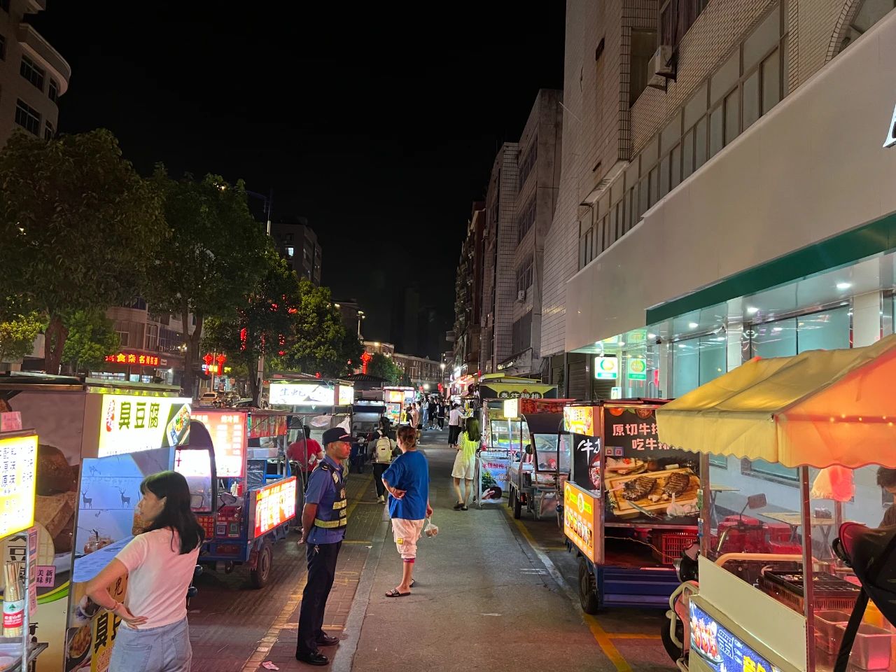 市城管局海口执法中队:规范夜市管理 共建文明城市