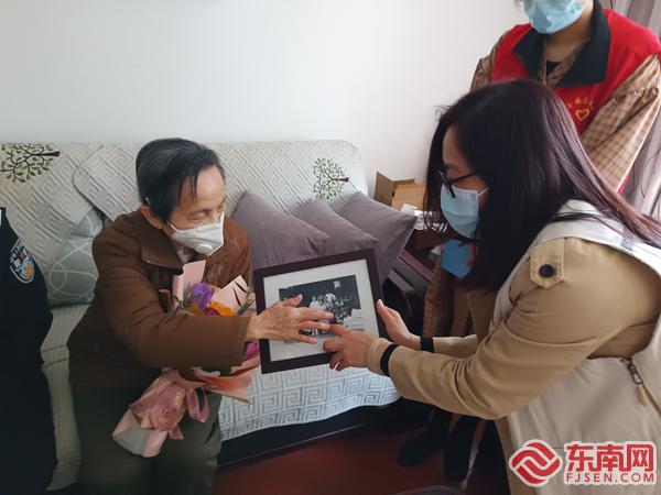 黄移香老人向大家展示了她当年回国时拍下的照片