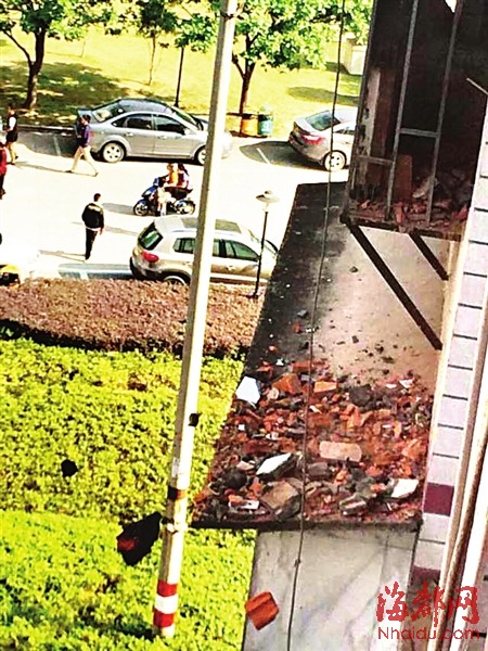 福州西洪新村下起“砖头雨”　原是工人装修敲墙