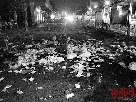 师大学生街日产16吨垃圾 9名环卫工要三班倒清扫