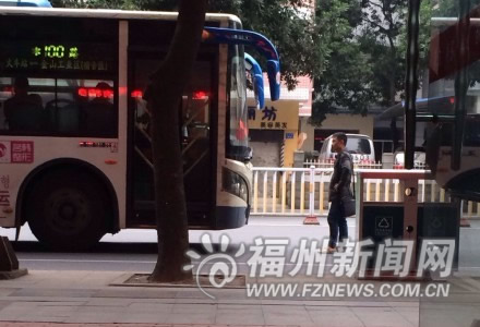 司机未开前门男子怒拦100路公交车　网友：好任性
