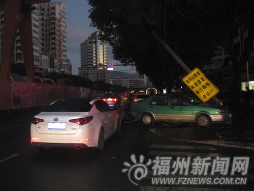 出租车掉头被轿车追尾　因惯性撞断人行道电线杆