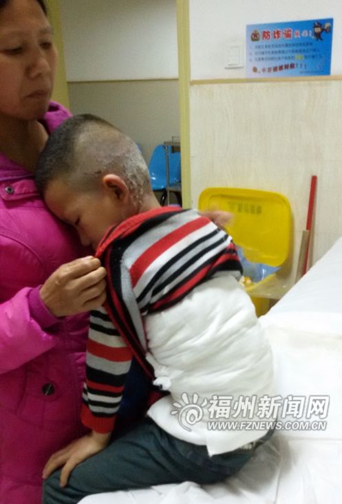 仓山一污水窨井爆炸掀翻基座和井盖 两幼童烧伤