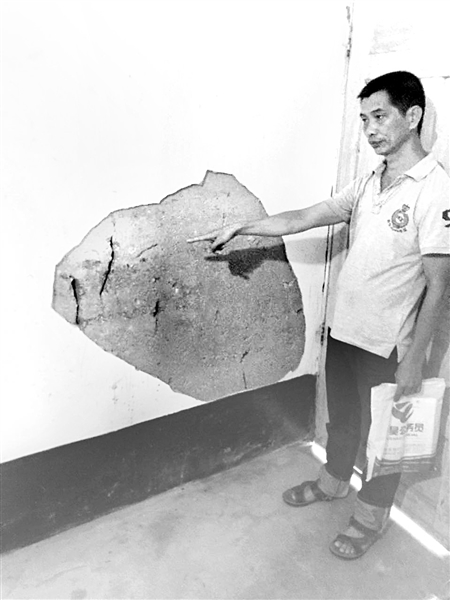 闽侯溪源村一房屋开裂漏水　村民疑水库爆破所致