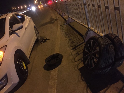 陈女士在路旁等待救援，不远处就是大坑（画圈处）