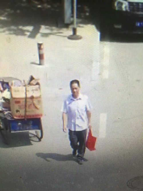 谢小林离家出走时的模样（监控截图）