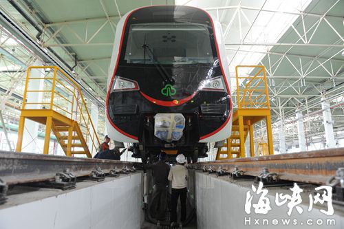 清凉山站场内，工人正在检修地铁客车