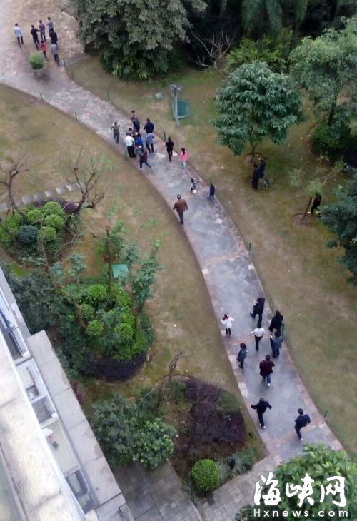 金山一小区上百业主封锁小区 合力搜寻3小时擒贼