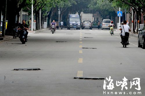 路上随处可见高于路面的井盖