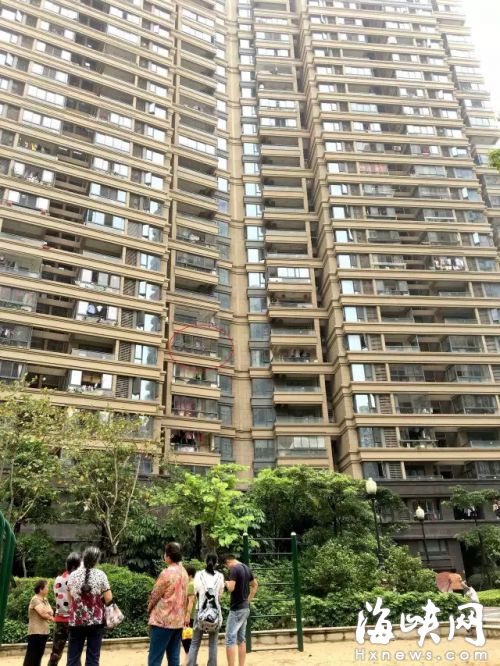 今日下午3时，海都记者来到现场时，小区的居民还在讨论这件事情，划圈处就是小杰的家