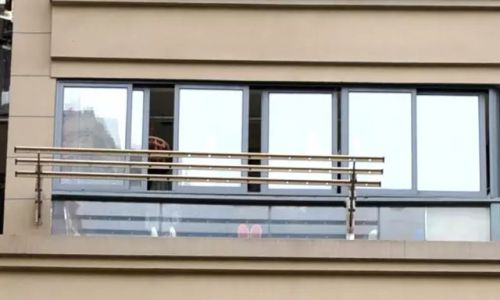 家里没有防盗网，有邻居说，事发时窗户是大开着的，记者在楼前，事发的阳台并没有装防盗网，原本打开的窗户已关闭，透过窗户可以看到阳台上，还凉着几件孩子的衣服。