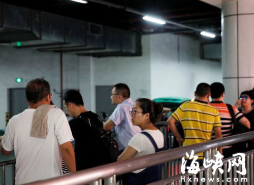 火车站北广场出租车停靠点闷热　市民呼吁装空调