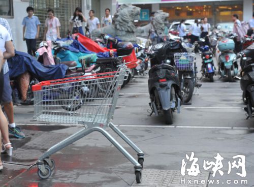 五四路一家超市前，购物车被随意扔在路边