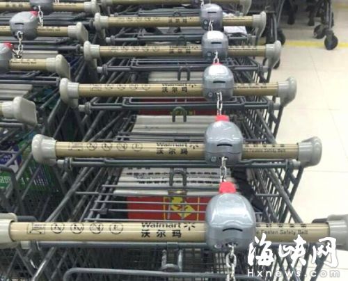 沃尔玛超市，购物车被锁在一起，投币才能开锁