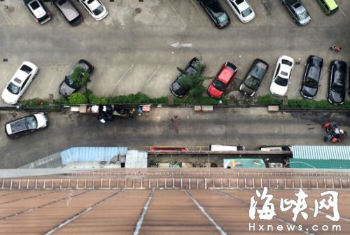 从十八楼男厕往下看，下面就是死者坠落点（画圈处）