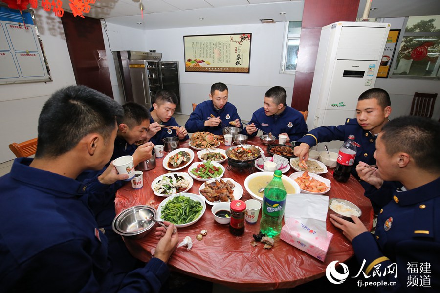 漳州消防救援支队特勤一中队吃年夜饭。