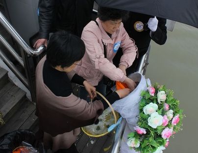 闽江口举行集体海葬