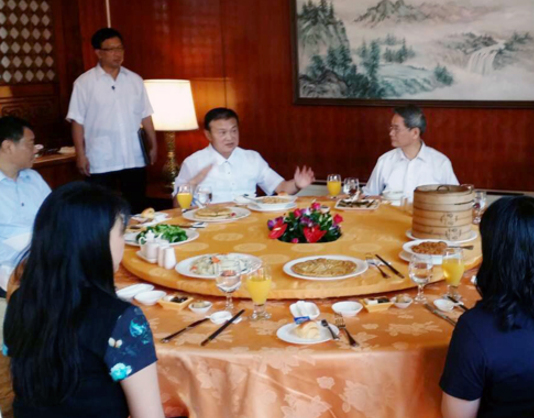 28日上午，国台办主任张志军与台湾渔会负责人早餐座谈。