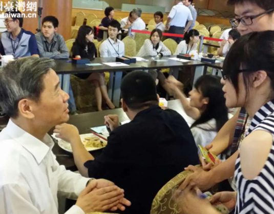 张志军与台湾学生交流互动并共进晚餐